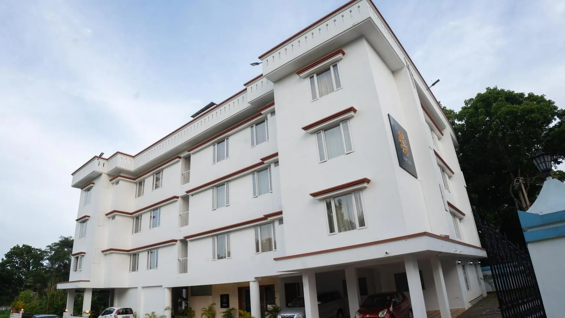 Hotel Daffodils Luxury Airport Suites Kochi